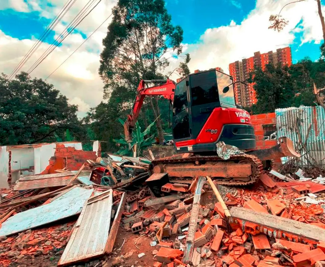 Pese a los inconvenientes de orden público, la Alcaldía de Medellín avanza en la demolición de 166 viviendas en el corregimiento Altavista por el alto riesgo en el que se encuentran. FOTO: Cortesía
