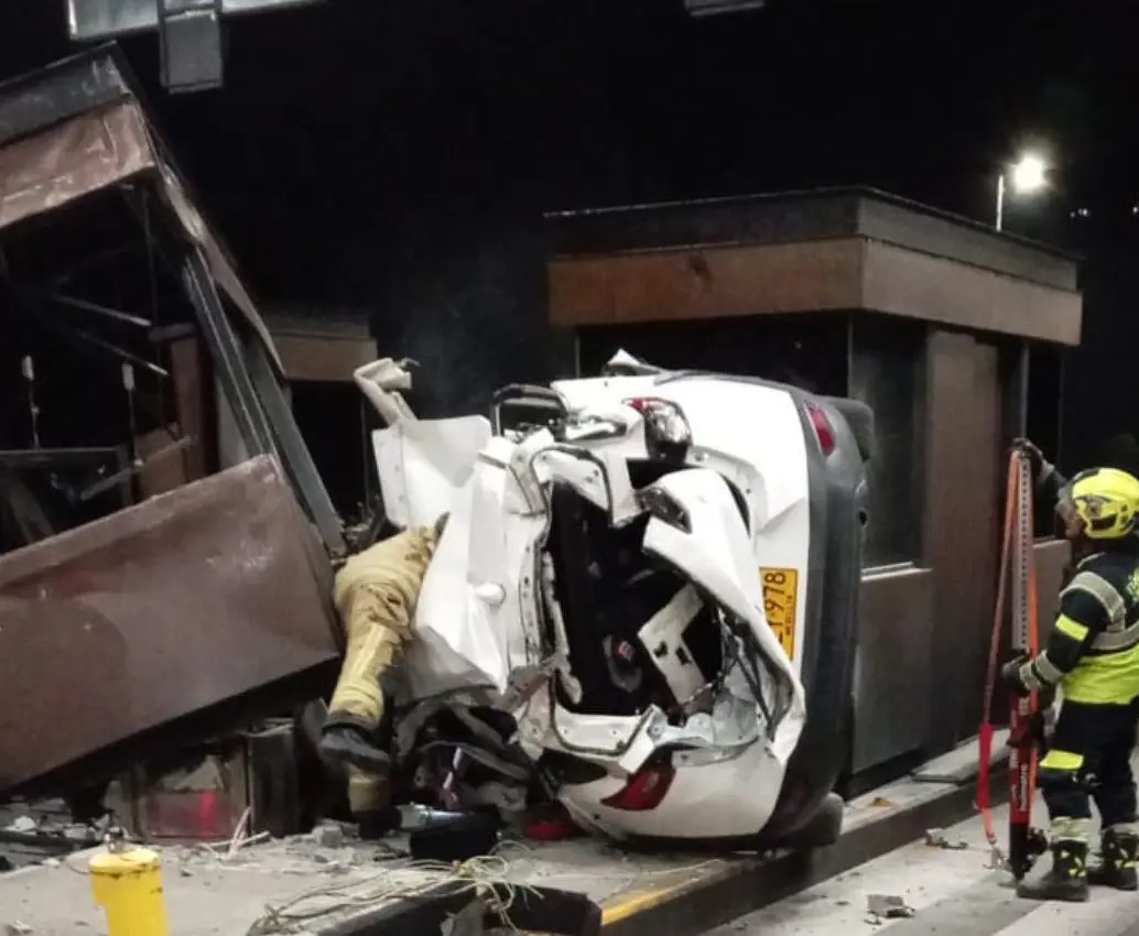 Así quedó la camioneta implicada en el accidente de tránsito que ocurrió en la madrugada de este viernes en el peaje de acceso del tramo Rionegro-Medellín. En este hecho murió Miguel Sanín Jaramillo, de 20 años, conductor del vehículo. FOTO: CORTESÍA MI ORIENTE