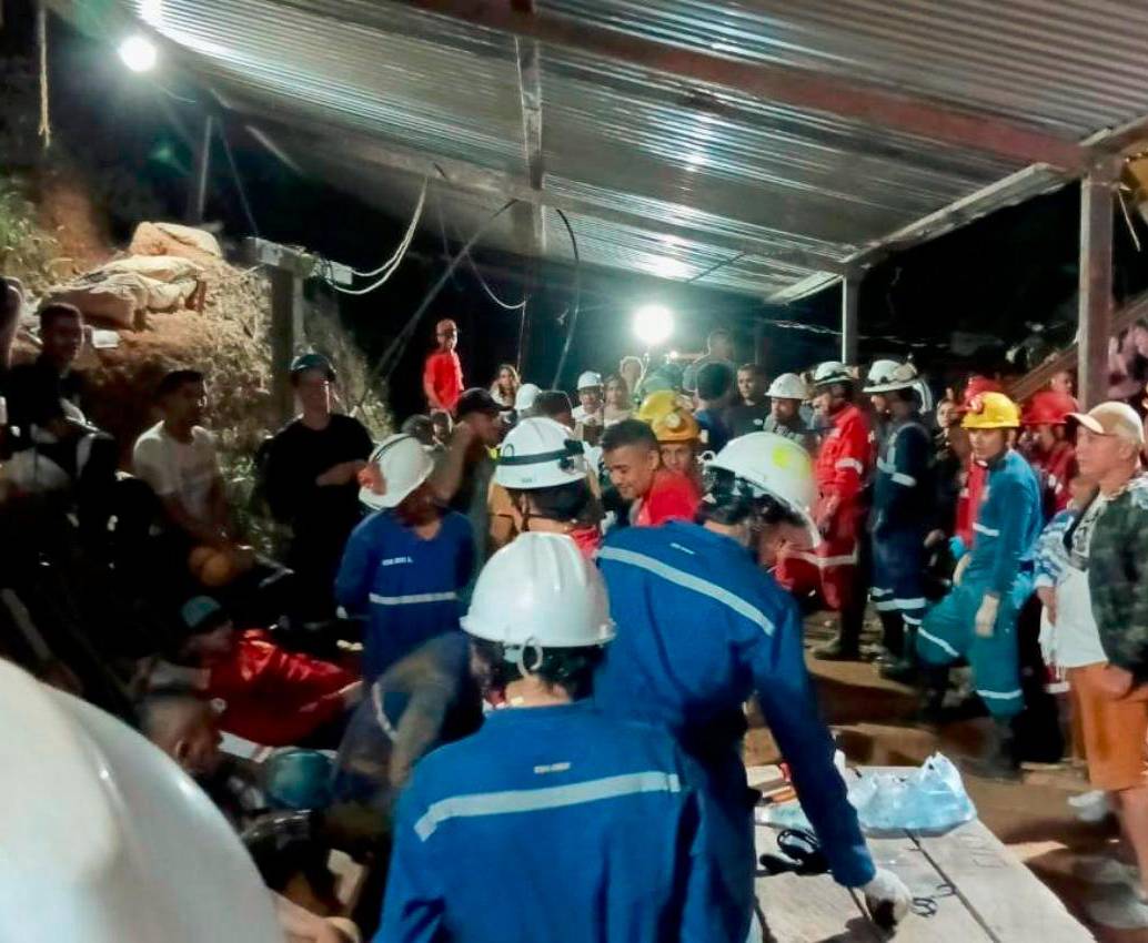 Las labores de rescate de los mineros demoraron más de 12 horas, pero todos lograron salir con vida. FOTO: CORTESÍA