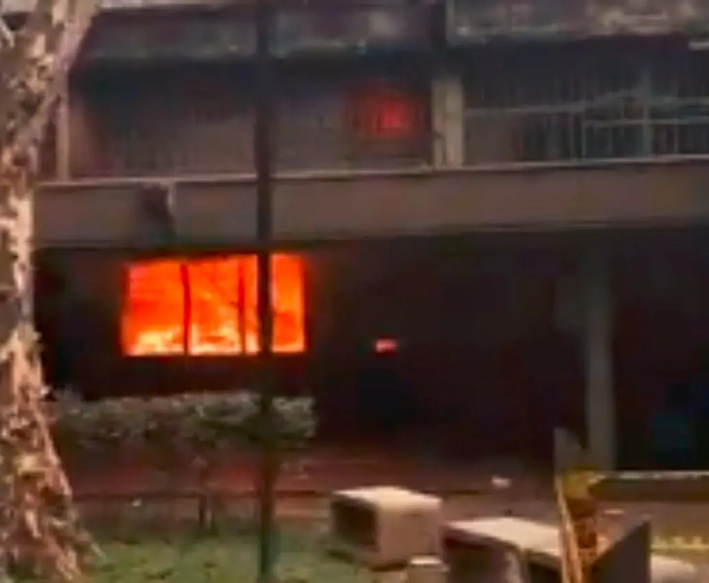 Así se veía la oficina del Politécnico Jaime Isaza Cadavid luego de que fuera incendiada en la mañana de este martes. FOTO: CORTESÍA