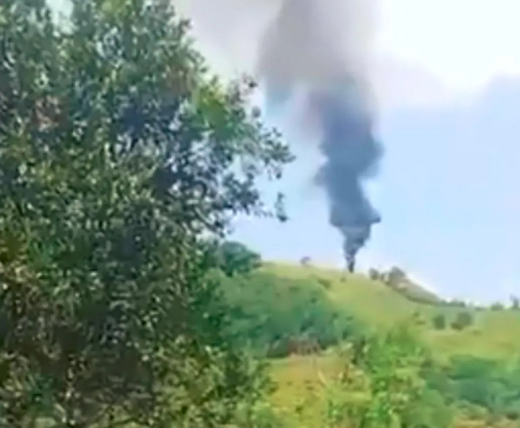 Esta fue la columna de humo de la aeronave luego del ataque del que fue víctima en la ruralidad del municipio de Amalfi, Nordeste antioqueño. FOTO: CORTESÍA