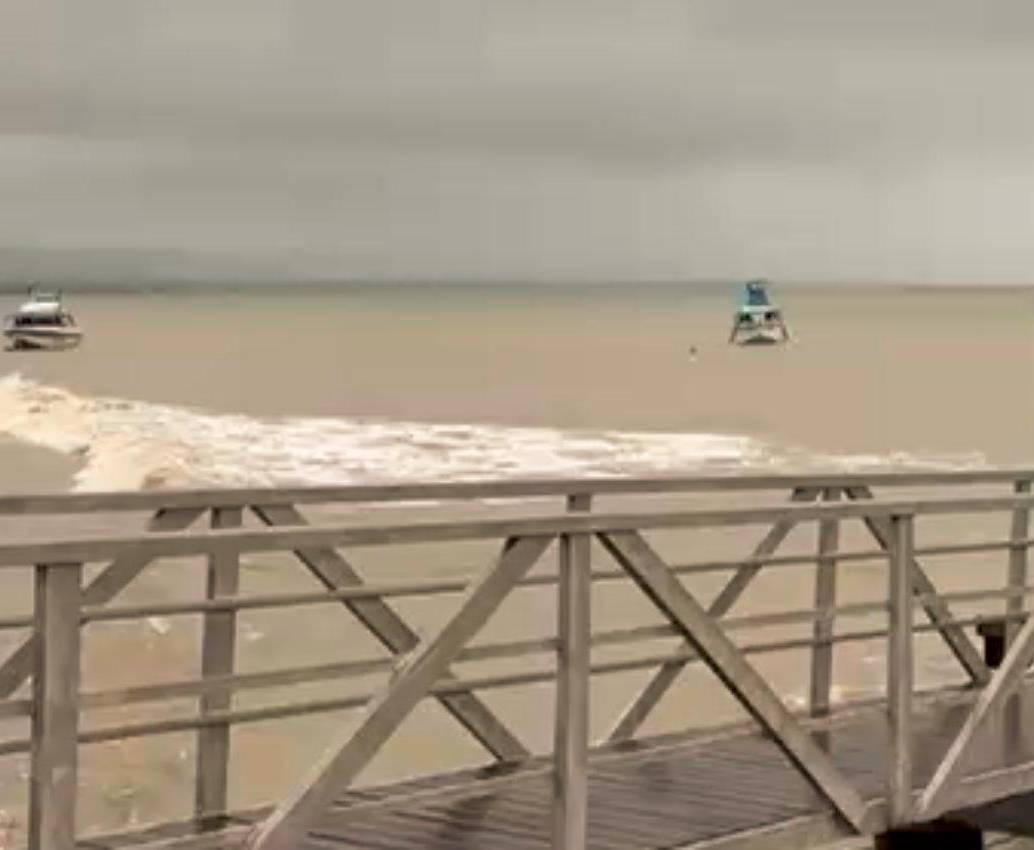 Así estaba el mar de Necoclí, en el Urabá antioqueño, por cuenta de las fuertes lluvias y otros fenómenos climáticos, razón que llevó a que no se permitiera el uso de las playas. FOTO: CORTESÍA