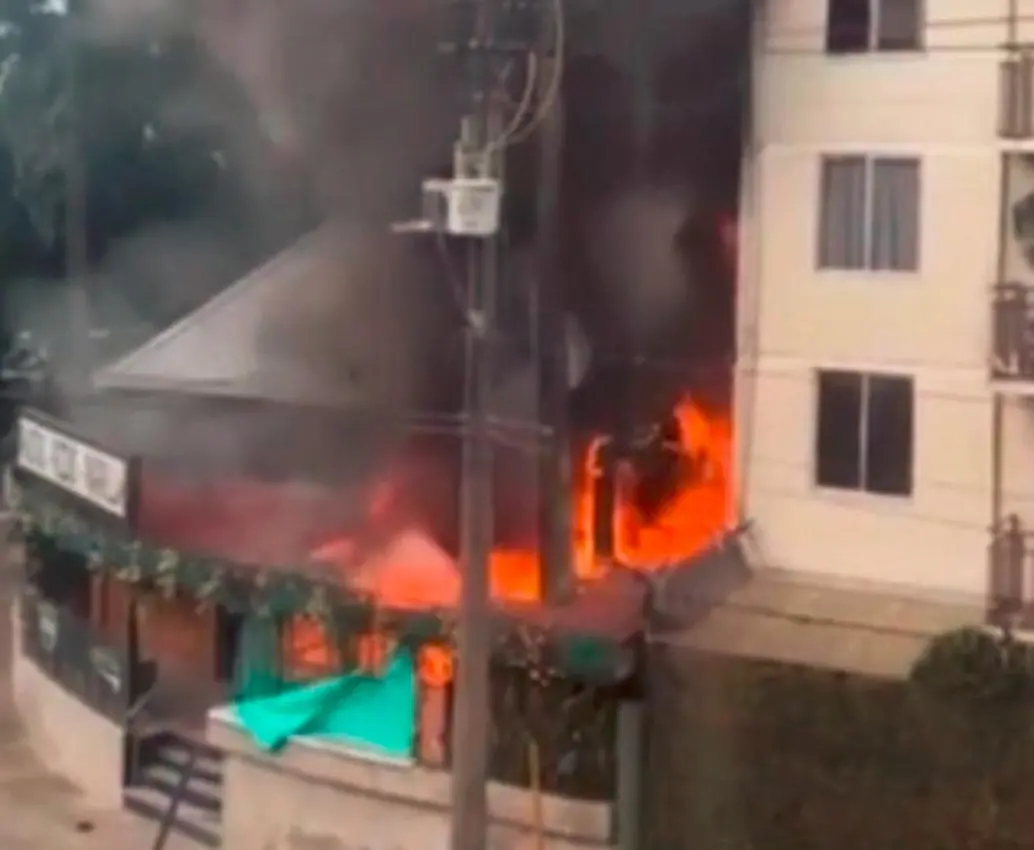 Este restaurante, ubicado al frente de la estación de Policía de Envigado, se quemó en su cocina, principalmente. FOTO: TOMADA DE VIDEO