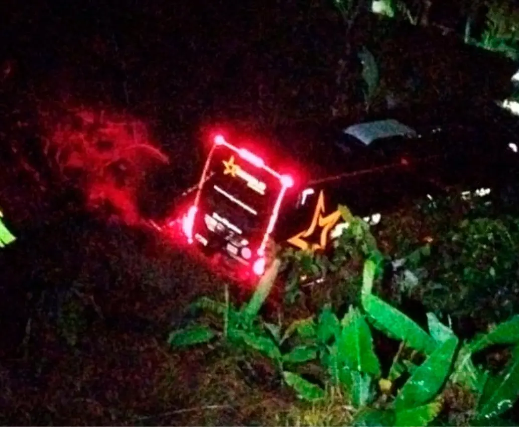 Así quedó el bus que llevaba siete pasajeros entre Cali y Medellín y que perdió el control en el sector El Vergel, de Santa Bárbara. FOTO: CORTESÍA