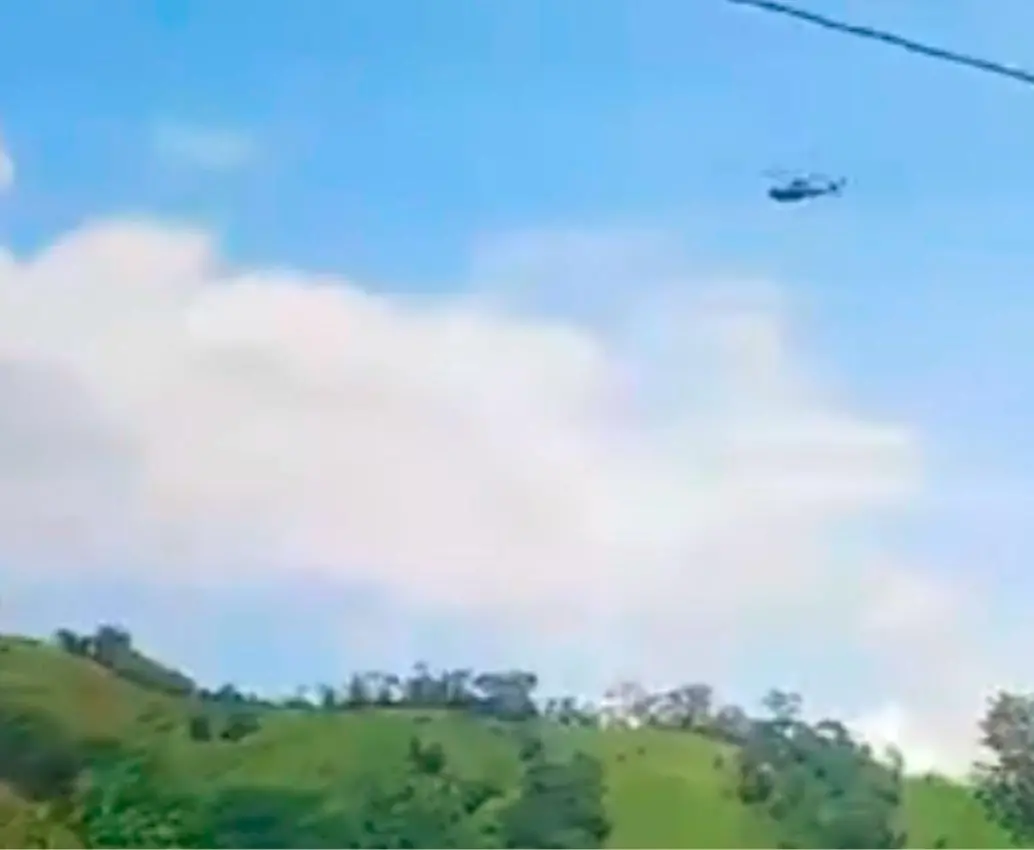 El helicóptero se disponía a recoger a unos policías que fueron atacados por integrantes de las disidencias cuando lo atacaron con el dron. FOTO: CORTESÍA GOBERNACIÓN DE ANTIOQUIA