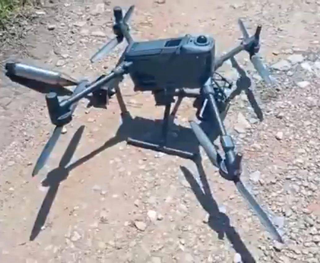 Este fue uno de los drones utilizados por las disidencias en el corregimiento Las Auras, hecho que dejó 90 desplazados y una persona lesionada el pasado lunes festivo. FOTO: CORTESÍA GOBERNACIÓN DE ANTIOQUIA