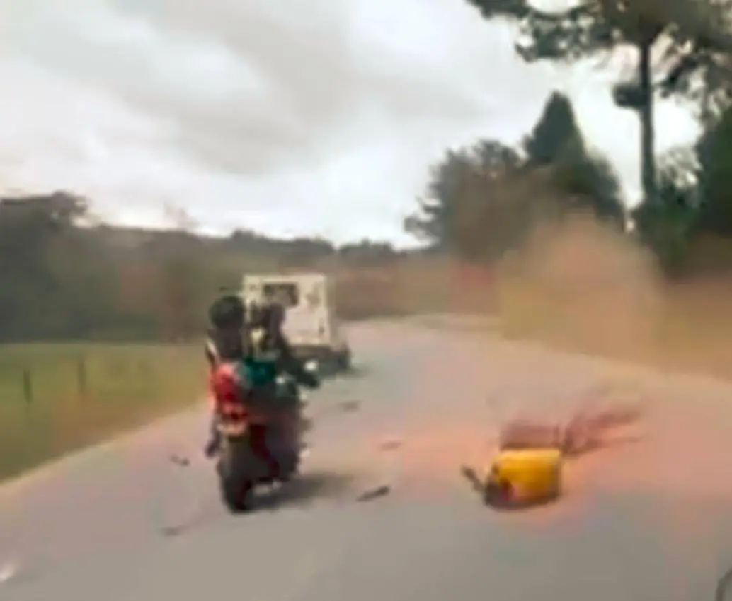 En un video, que estaba tomando un motociclista, quedó registrado el momento exacto en el que la ambulancia tomó la curva por el carril contrario, provocando la colisión frontal con la motocicleta. FOTO: CORTESÍA