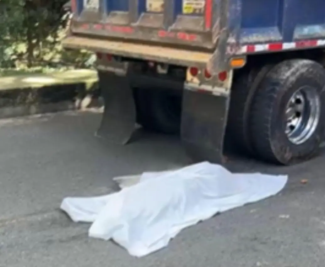 En este accidente, ocurrido en el barrio Belén La Gloria, murió un hombre que acostumbraba a pegarse de las volquetas y que se cayó de la misma. FOTO: CORTESÍA 