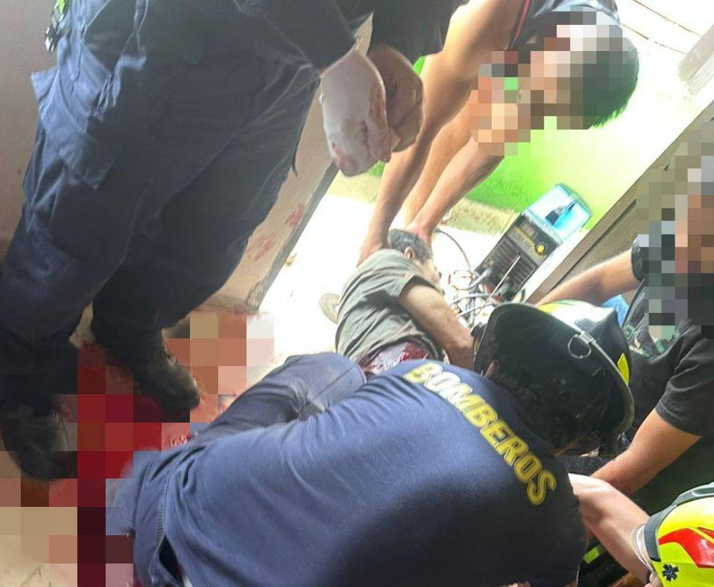 Personal del Cuerpo de Bomberos de Caldas atendieron la emergencia que sufrió Luis Orlando Vanegas Agudelo, de 64 años, cuando trabajaba con una pulidora. FOTO: CORTESÍA