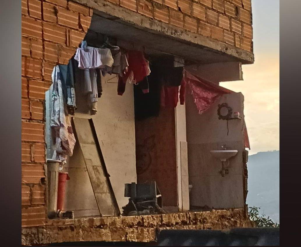 El colapso de este muro en el barrio Manrique Las Granjas provocó la muerte del niño Sebastián Jesús Valencia Valencia, de 5 años. FOTO: <b>CORTESÍA</b>