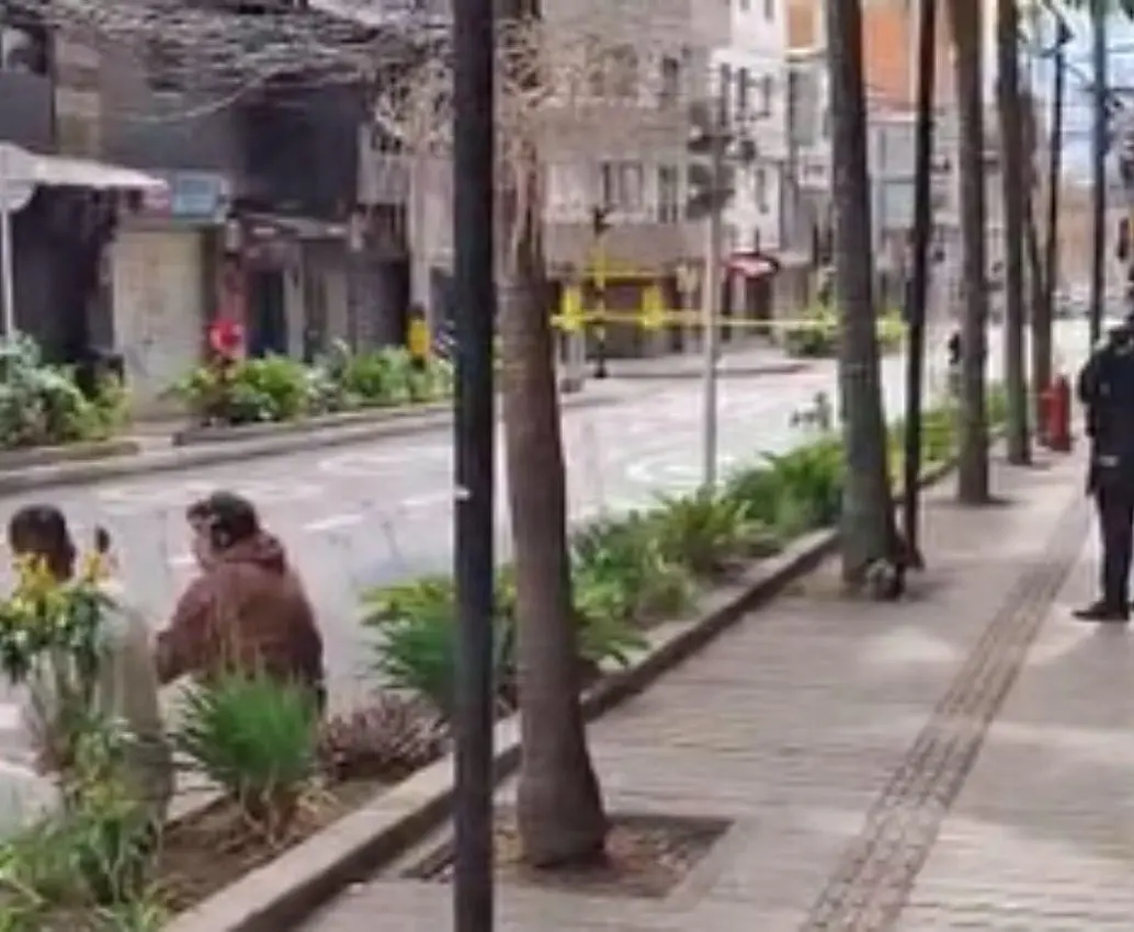 Las vías de los alrededores del Centro Administrativo Municipal de Itagüí (CAMI) fueron cerrados por las autoridades para verificar el contenido de un extraño paquete. FOTO: CORTESÍA