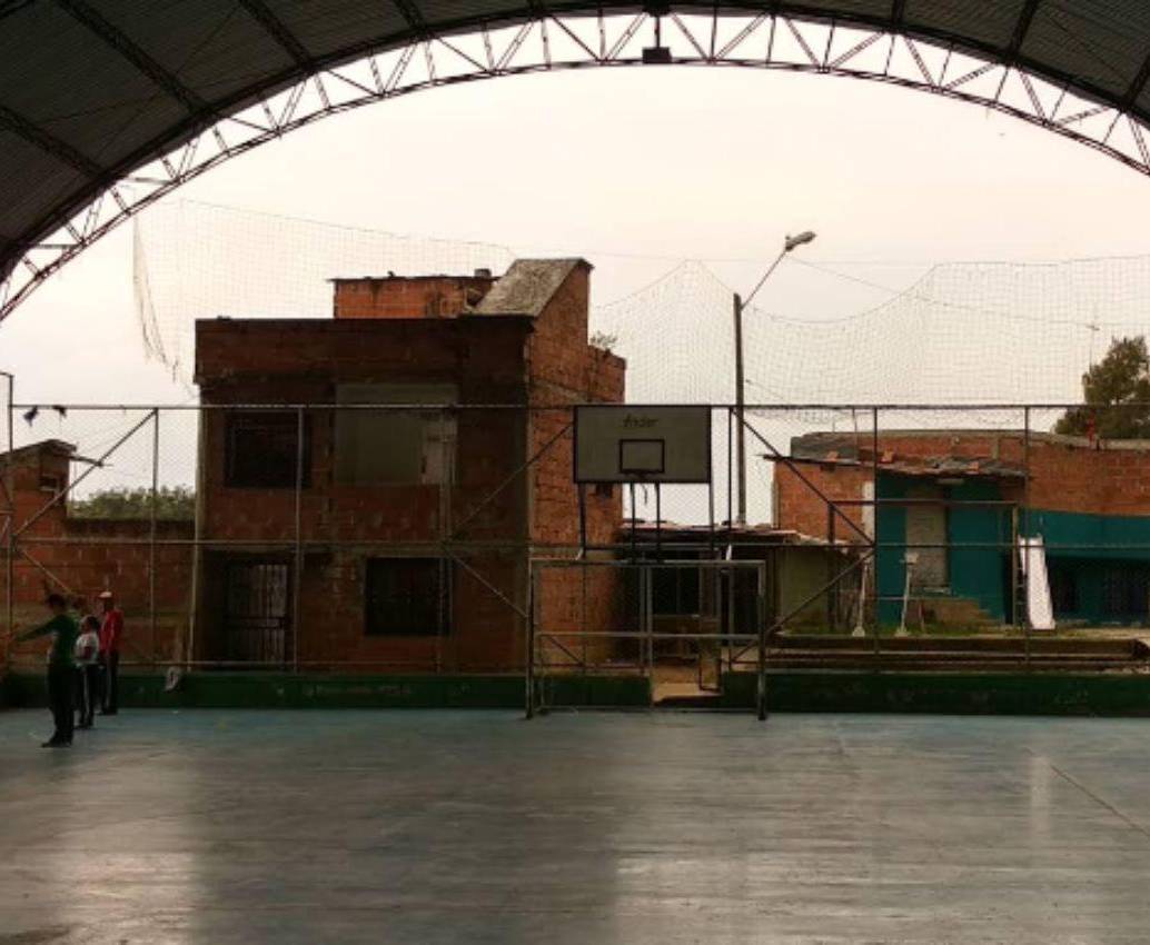 En esta cancha de microfútbol del barrio El Compromiso, ocurrió el altercado que dejó a un menor de 13 años lesionado. FOTO: Tomada de Google Maps