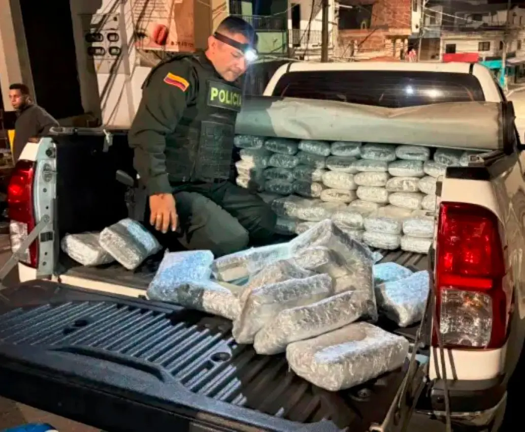 Esta era la camioneta interceptada por las autoridades con más de media tonelada de marihuana en La Maruchenga, Bello. FOTO: CORTESÍA POLICÍA METROPOLITANA