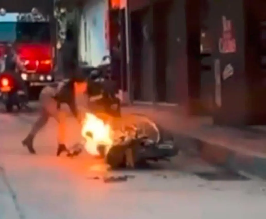 Este fue el momento en el que la mujer, después de varios ataques, le prendió fuego a la moto de su expareja en la zona urbana de San Roque, Antioquia. FOTO: CORTESÍA