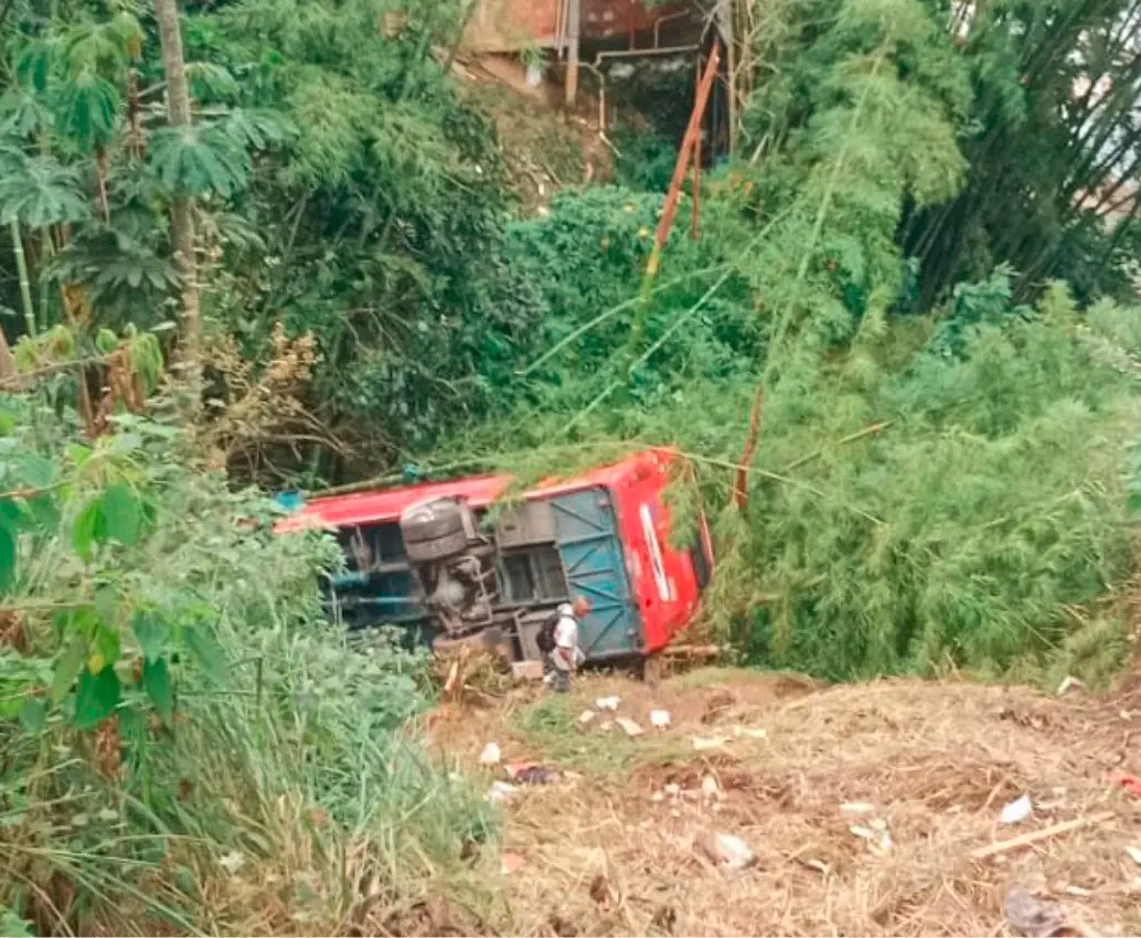 Personal de Bomberos Medellín y de la Secretaría de Movilidad distrital atienden esta emergencia con varios lesionados. FOTO: Cortesía