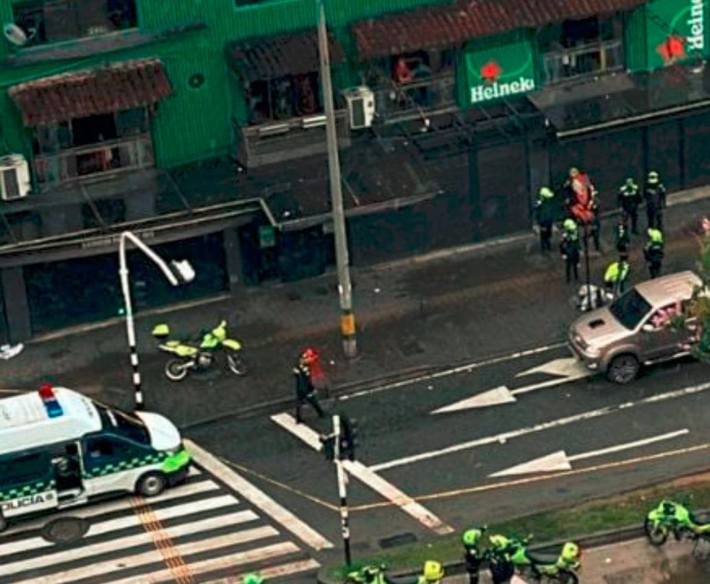 Dentro de la camioneta gris quedó el cuerpo sin vida de John Jairo Mazo Paniagua, quien hasta hace 19 años formó parte de la Policía Nacional. FOTO: CORTESÍA