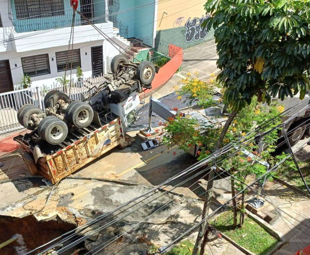 Así quedó la volqueta que había caído a un hueco en el barrio Los Ángeles, centro de Medellín, luego de ser extraída con una grúa pluma en la mañana de este miércoles. FOTO: <b>CORTESÍA</b>