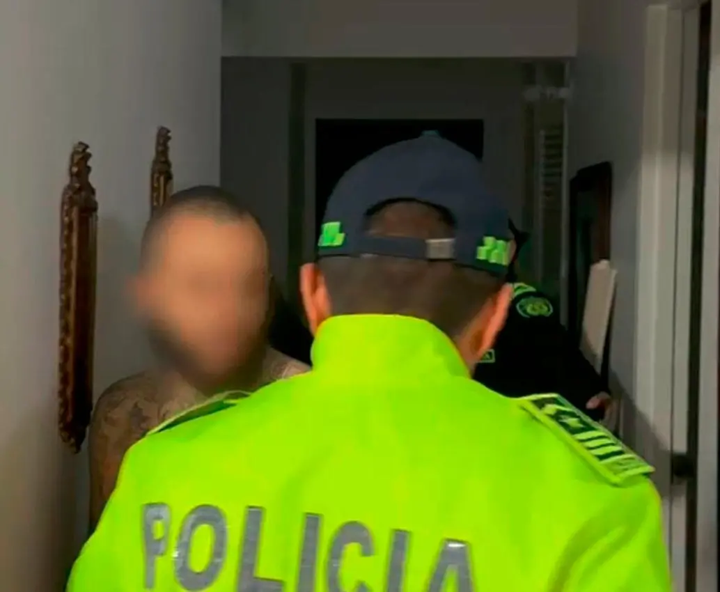 Alias Lukas, señalado cabecilla de esta red transnacional de la trata de personas, fue capturado en un conjunto residencial de Medellín. En la ciudad hubo otras ocho capturas por este caso. FOTO: CORTESÍA POLICÍA NACIONAL
