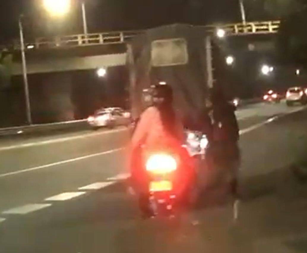 De la nada salió un hombre para arrebatarle el bolso a una mujer que iba en motocicleta como pasajera y se le llevaron sus documentos y demás pertenencias. FOTO: CORTESÍA DENUNCIAS ANTIOQUIA