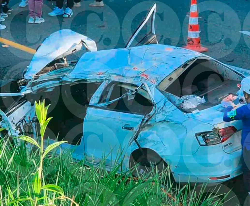 Así quedó el vehículo tras el aparatoso accidente que se registró en la vía Medellín-San Jerónimo, y que dejó dos personas fallecidas. FOTO: CORTESÍA TELEREGIÓN