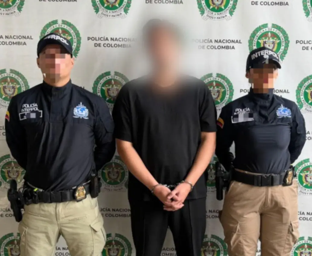 Al mexicano Bryan Gardea lo capturaron las autoridades en el aeropuerto José María Córdova, de Rionegro, cuando llegaba en un vuelo proveniente de Miami, Estados Unidos. FOTO: CORTESÍA POLICÍA NACIONAL