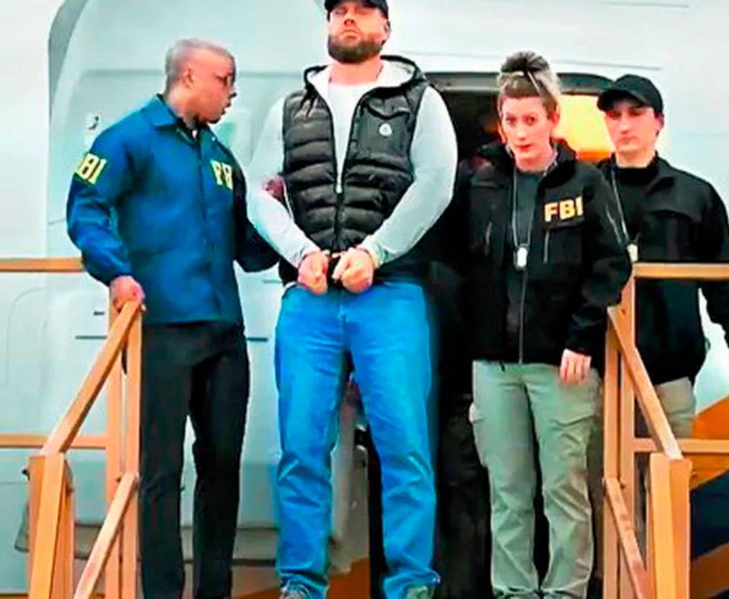 Ryan James Wedding fue trasladado por equipos especiales del FBI hacia Los Ángeles, Estados Unidos, donde se le iniciará el proceso judicial en su contra por los delitos cometidos por la red que lideraba. FOTO: CORTESÍA