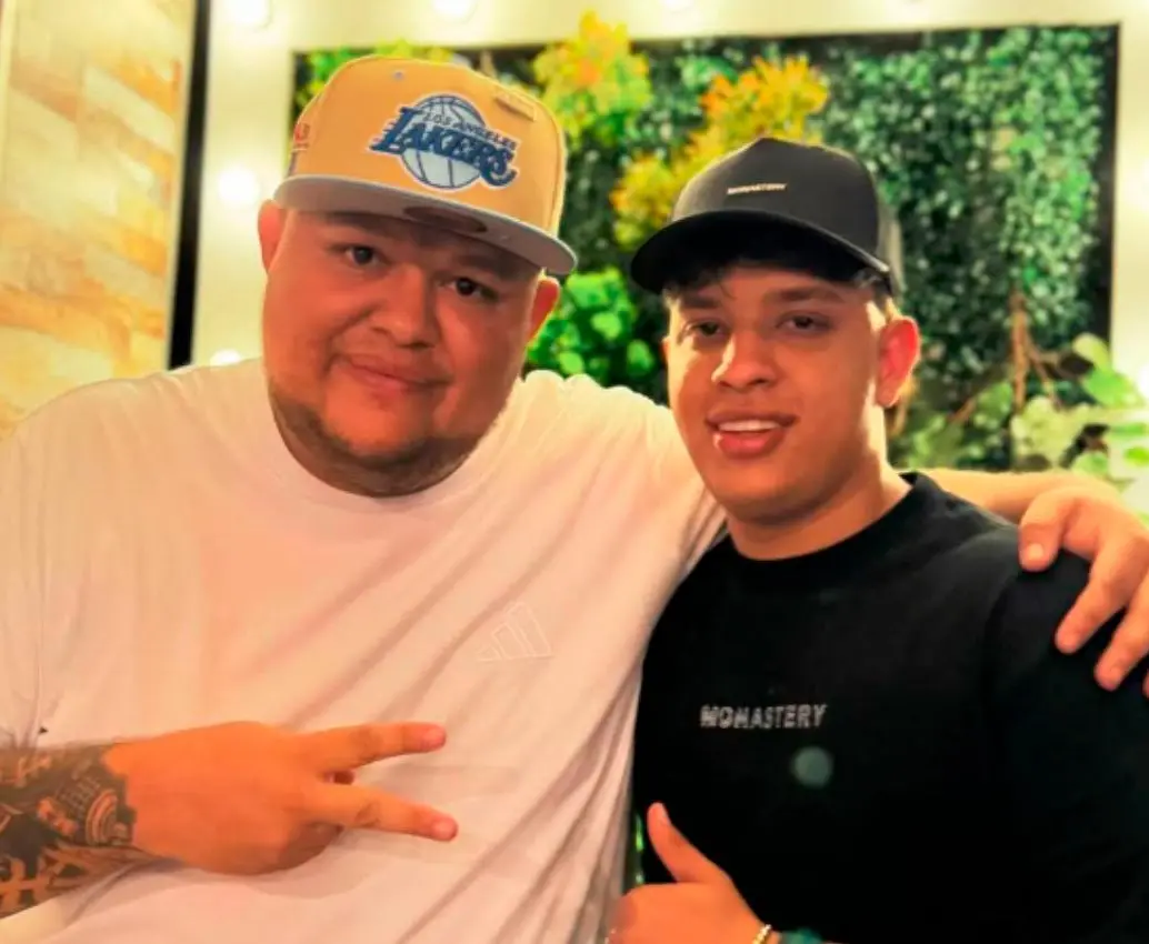 Juan David Castaño Vargas (der.), de 21 años, era el hijo mayor de Jeihhco (izq.), uno de los líderes culturales más fuertes de la comuna 13 (San Javier). FOTO: TOMADA DE INSTAGRAM @jeihhco).