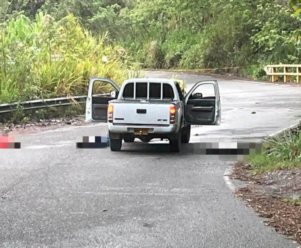 Así quedaron los cuerpos de las tres víctimas de la masacre registrada en la vía La Albania-Puerto Escondido, la cual da acceso al municipio de Titiribí, en el Suroeste antioqueño. FOTO: CORTESÍA