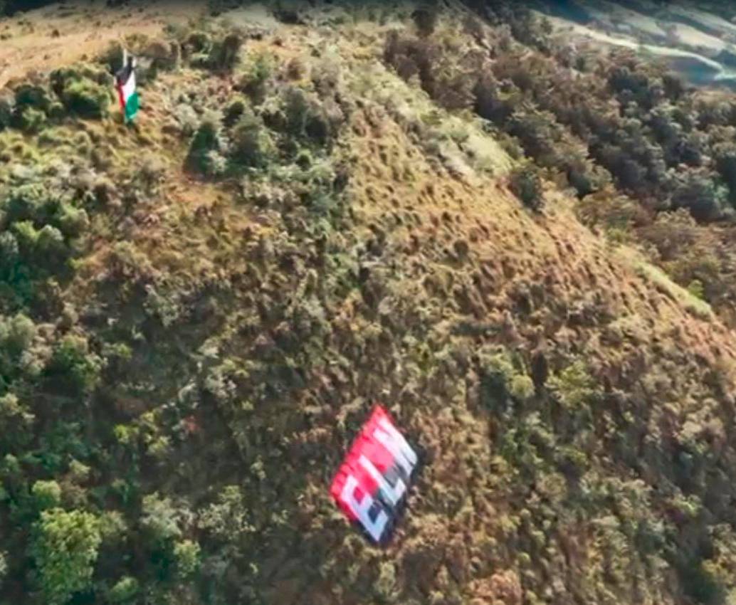Esta fue la bandera del grupo armado que ubicaron en la periferia de San Antonio de Prado. Se investigó la presencia de algún elemento explosivo. FOTO: CORTESÍA