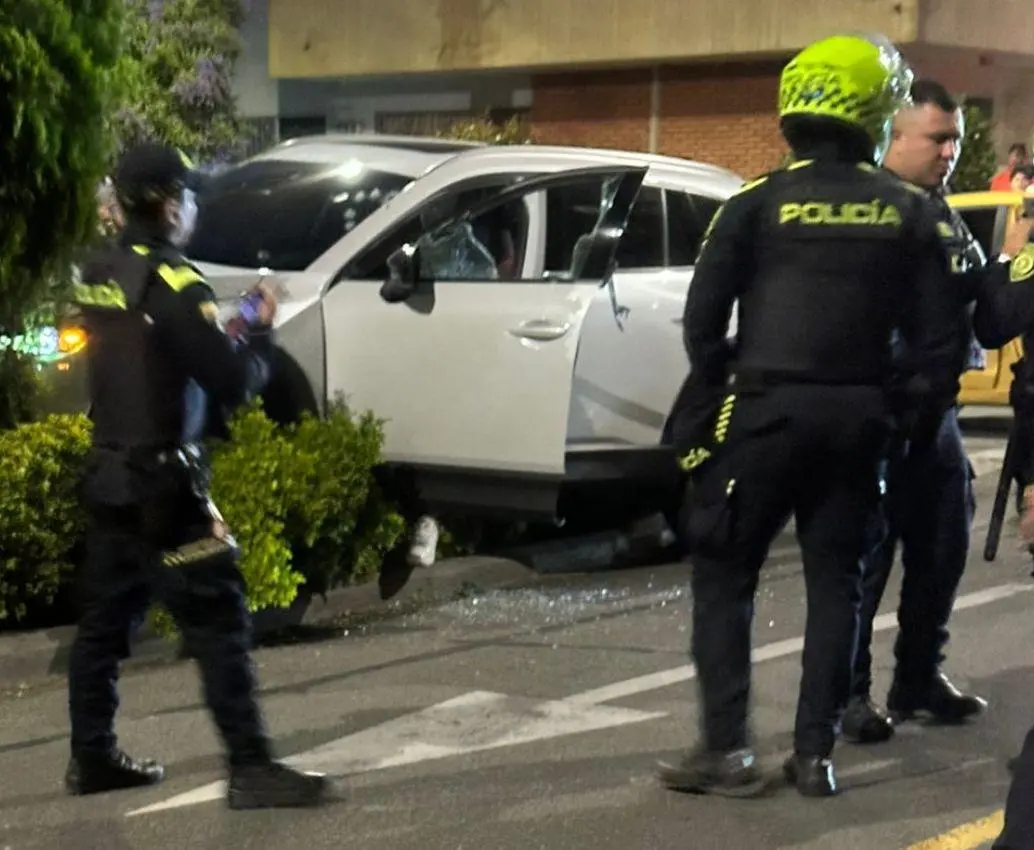 Así quedó el carro en el que se movilizaba Jesús David Villa Lamadrid, de 26 años, luego de ser atacado por sujetos desde una motocicleta en el barrio Estadio. FOTO: <b>CORTESÍA</b>