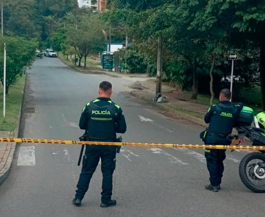 Las autoridades cerraron la vía por cerca de 45 minutos, mientras comprobaban el contenido de la maleta que dejaron abandonada en la Loma de los Bernal. FOTO: Cortesía