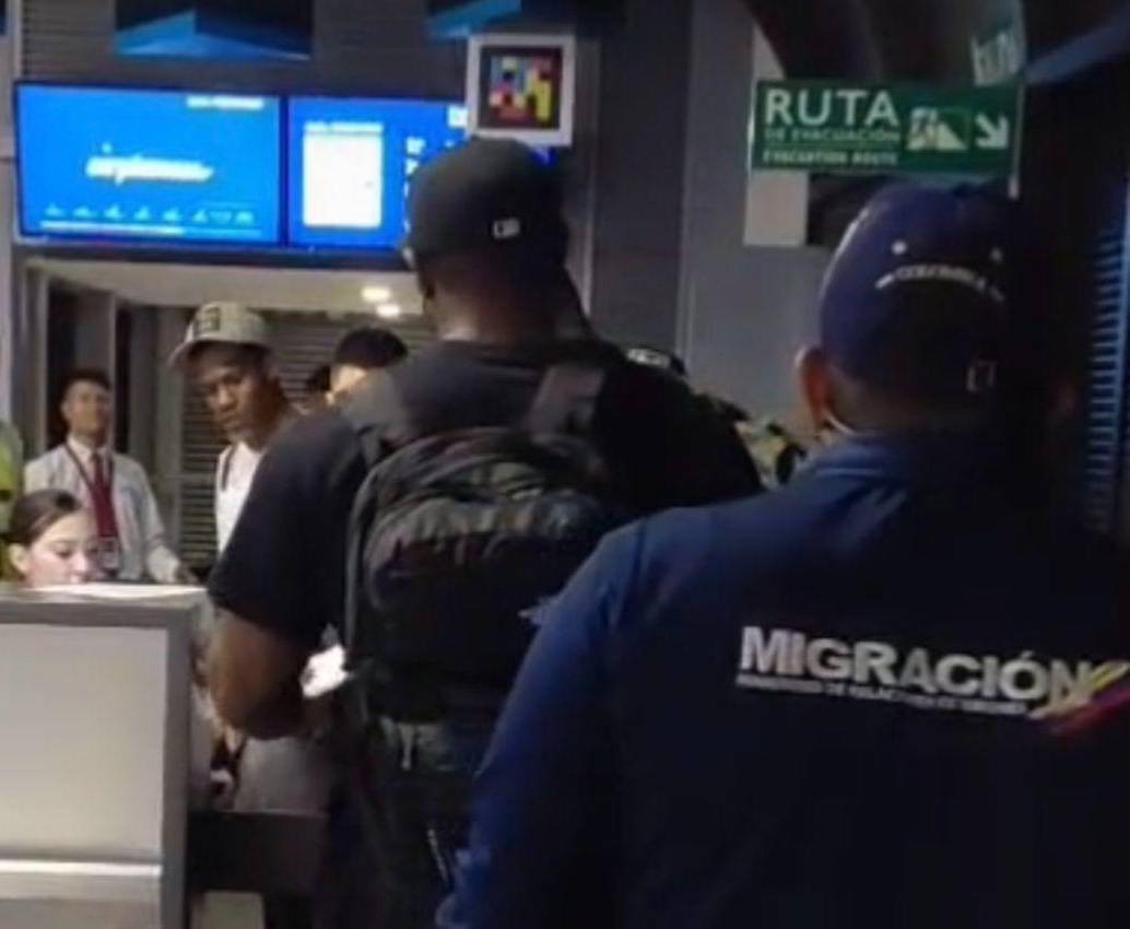 Estos extranjeros fueron devueltos dos veces de Colombia, primero desde Bogotá y luego desde Medellín. Las autoridades se dieron cuenta que estos productores y actores de cine para adultos no contaban con los permisos respectivos. FOTO: CORTESÍA MIGRACIÓN COLOMBIA