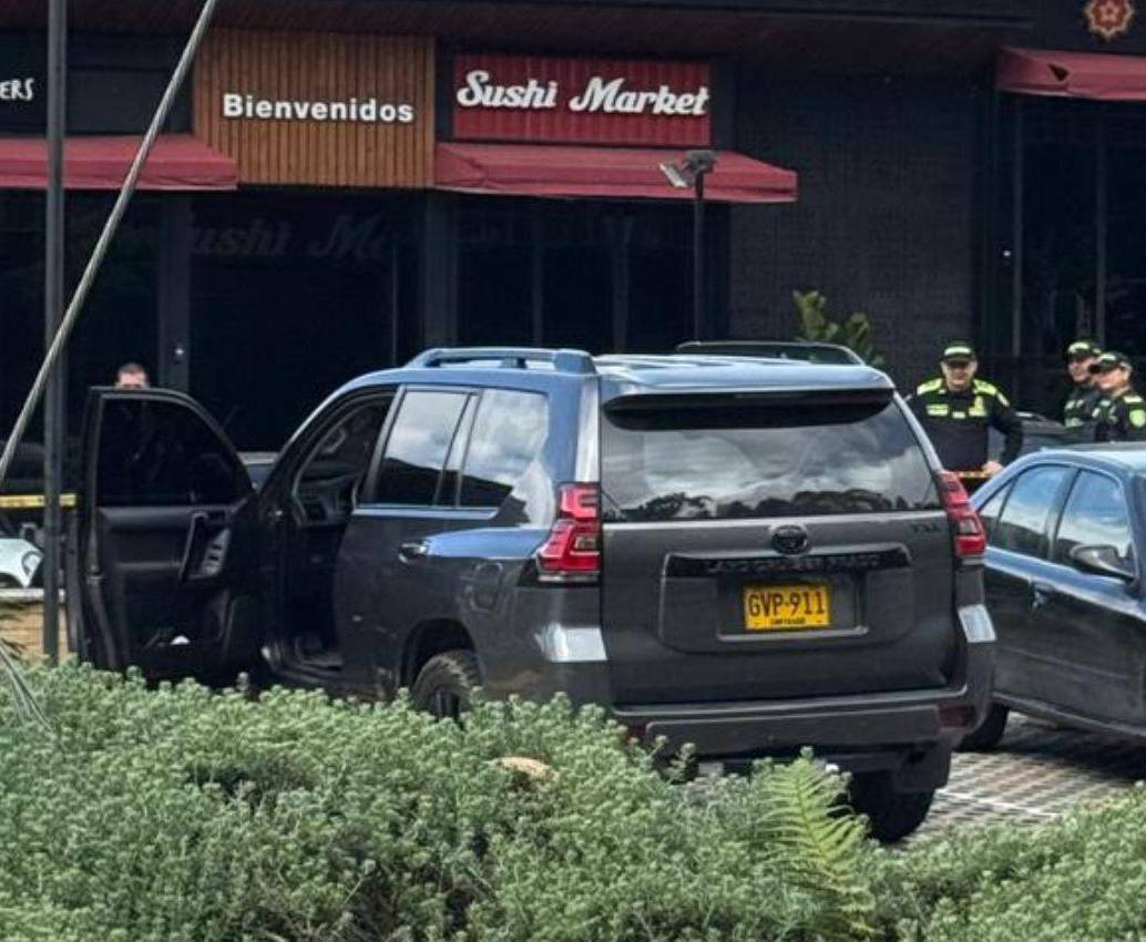 De esta camioneta descendió la víctima de este ataque sicarial en el mall Viva Las Palmas, en Envigado. FOTO: CORTESÍA