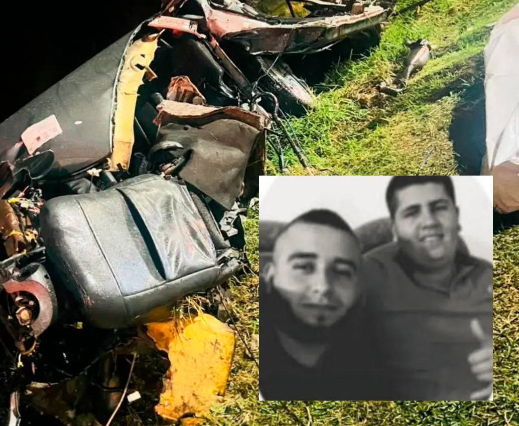 Juan Alberto Aristizábal Zuluaga (izq.) y Juan Pablo Montes Duque (der.) fueron las dos víctimas de este siniestro en la autopista Medellín-Bogotá, en el que tras la colisión de su carro contra un poste, este quedó convertido en chatarra. FOTOS: CORTESÍA MI ORIENTE