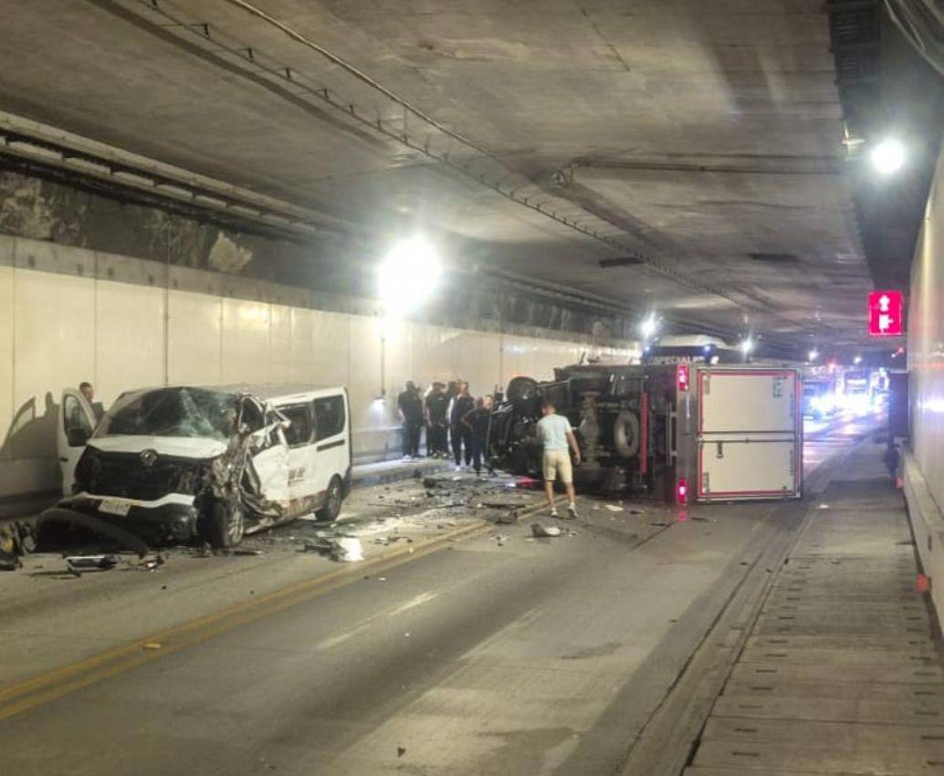 Este fue el accidente ocurrido dentro del Túnel de Oriente, luego de que estos dos vehículos se encontraran de frente. FOTO: CORTESÍA