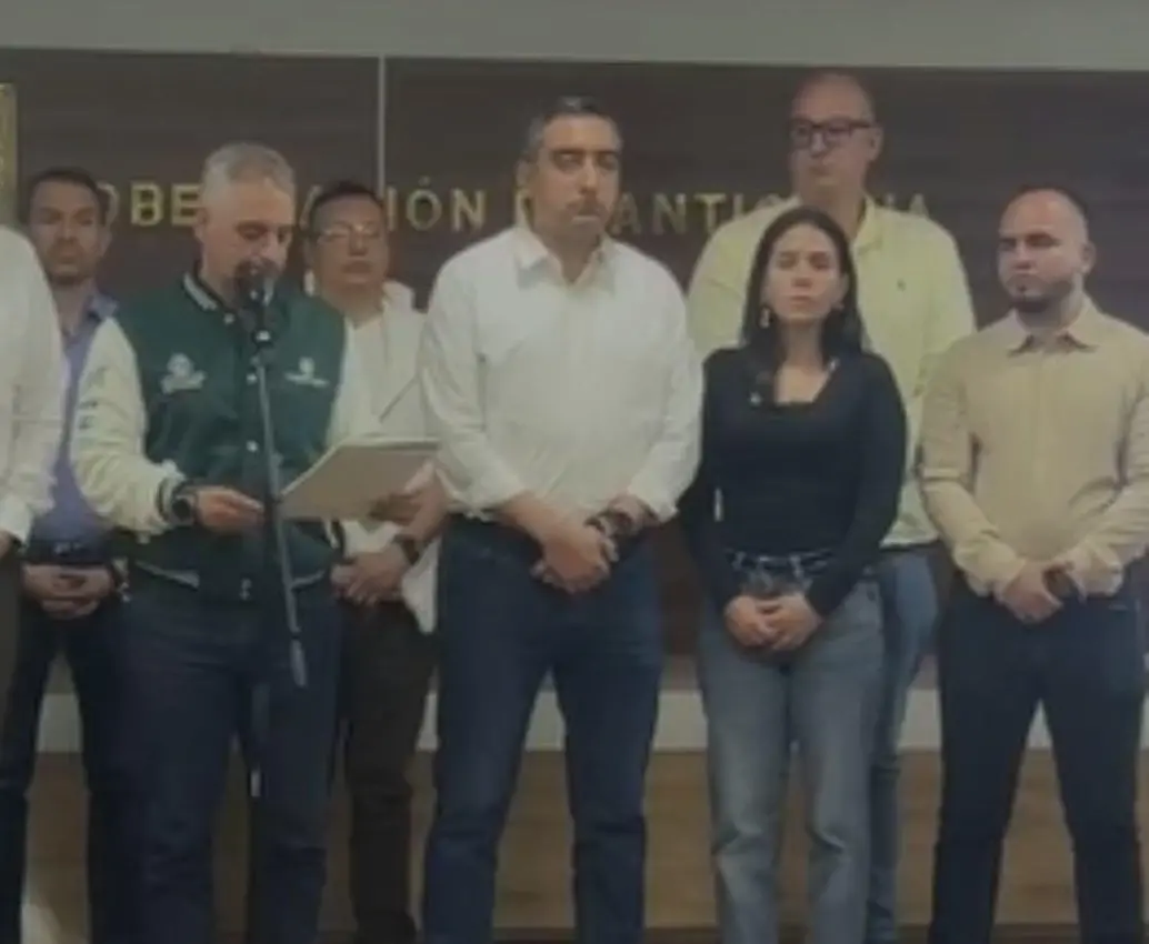 El gobernador de Antioquia hizo el anuncio de su intención de presentar una nulidad contra la suspensión de las órdenes de captura en compañía de los alcaldes del Valle de Aburrá. FOTO: Cortesía