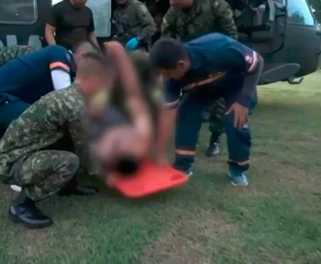 Este es el momento en el que se le brinda atención a uno de los militares quemados en medio de una asonada, cuando realizaban un operativo contra los laboratorios cocaleros en Villagarzón, Putumayo. FOTO: TOMADA DE VIDEO