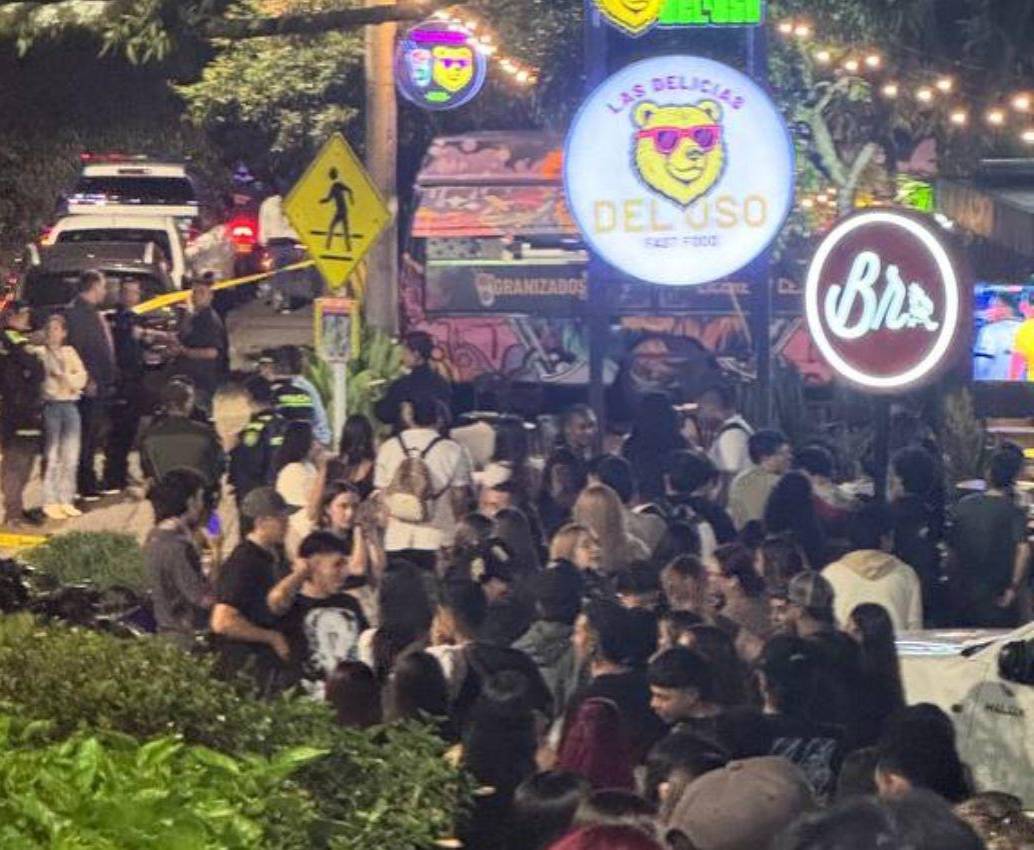 Mientras decenas de personas estaban haciendo fila en las afueras de un restaurante de hamburguesas, un hombre armado intento cometer un hurto. FOTO: CORTESÍA