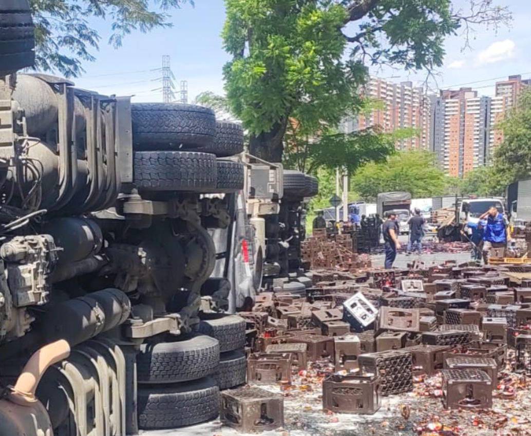 Así quedó el camión de cerveza que se volcó a la altura del barrio Navarra, de Bello. Autoridades no reportan personas lesionadas inicialmente. FOTO: CORTESÍA