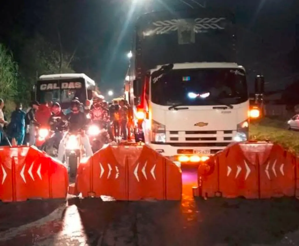 Este es uno de los cierres viales registrados en las vías hacia el Suroeste antioqueño desde la mañana de este lunes por cuenta de las protestas por las demoras en los trabajos de mantenimiento de emergencias. FOTO: CORTESÍA