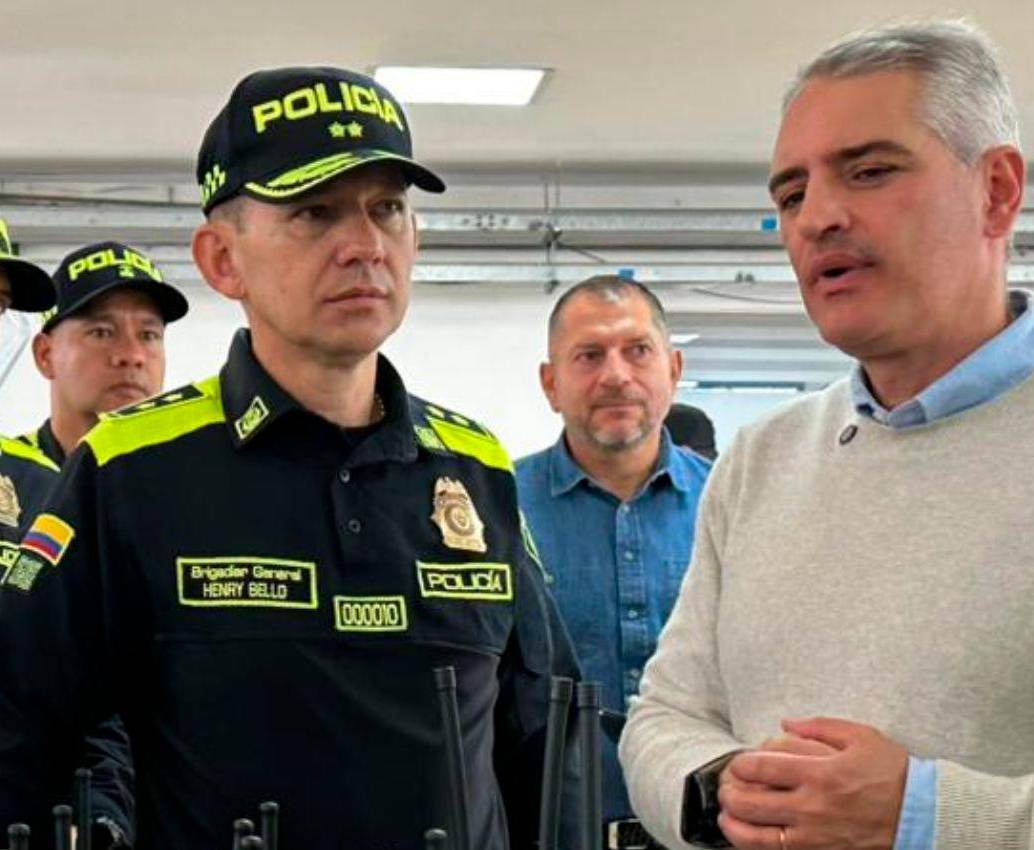El nuevo comandante de la Policía Metropolitana, general Henry Bello, en una entrega de radios con el gobernador de Antioquia, Andrés Julián Rendón. FOTO: CORTESÍA
