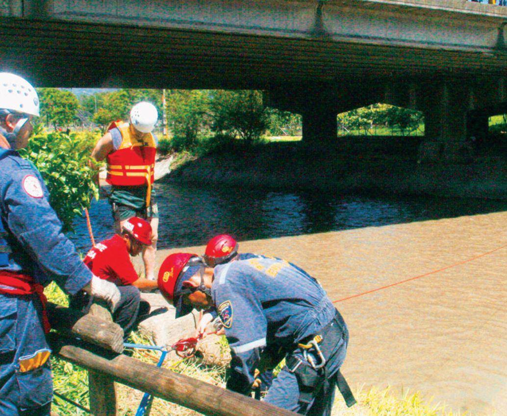 Esta imagen corresponde a cuando los bomberos de Medellín estaban haciendo la búsqueda de Carlos Iván Aguirre, de 49 años, quien había desaparecido en medio de las labores de rescate. FOTO: Archivo EL COLOMBIANO