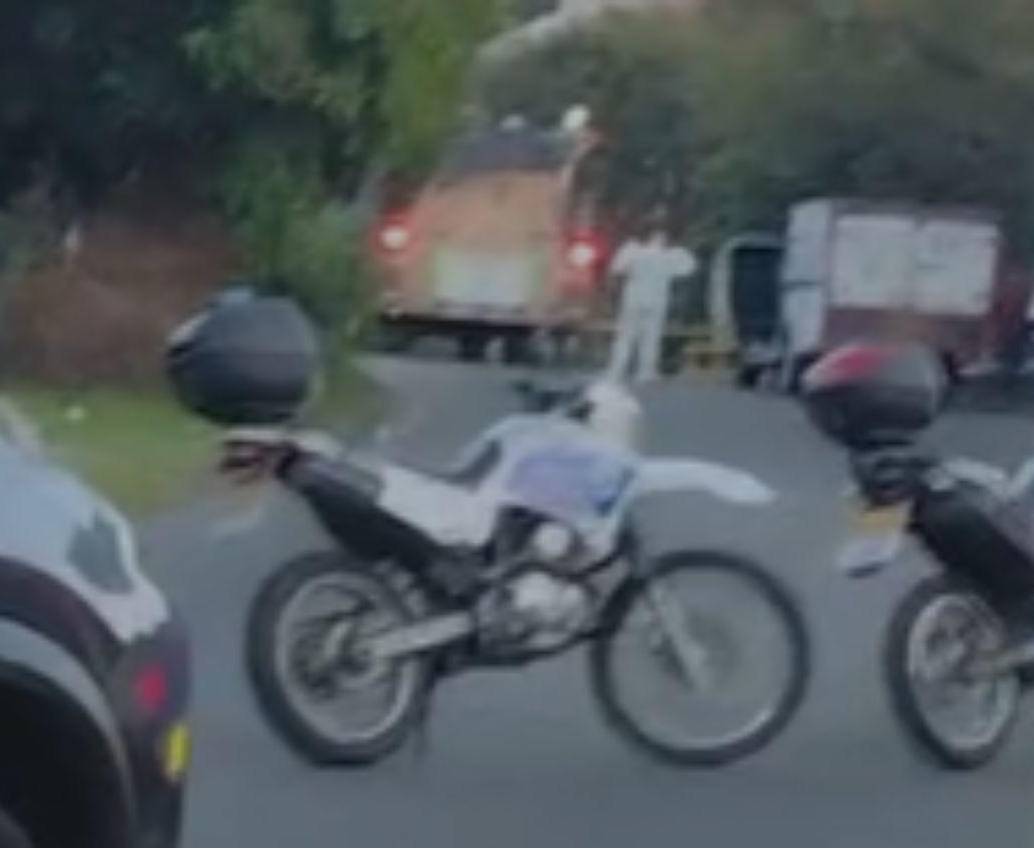 La víctima, Nelia Desiree Tosta Rivas, de 42 años, iba en una motocicleta que había solicitado por aplicación y luego de caerse fue golpeada por una camioneta. FOTO: CORTESÍA