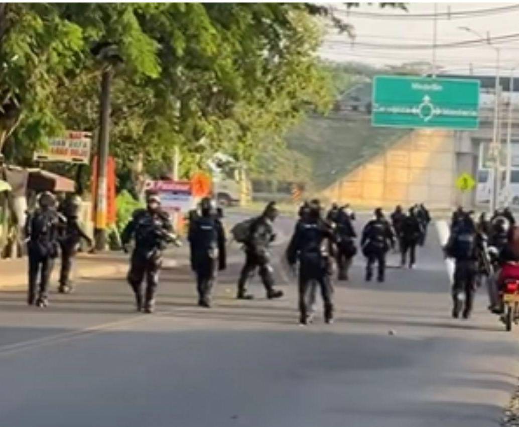 La Undmo tuvo que intervenir para que los mineros no volvieran a bloquear la vía a la Costa, en Caucasia, durante la operación retorno. FOTO: CORTESÍA LA NOTICIA.COM