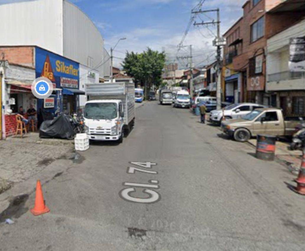 En este punto del barrio Caribe, de Medellín, ocurrió la extraña explosión que dejó dos lesionados. FOTO: <b>GOOGLE MAPS</b>