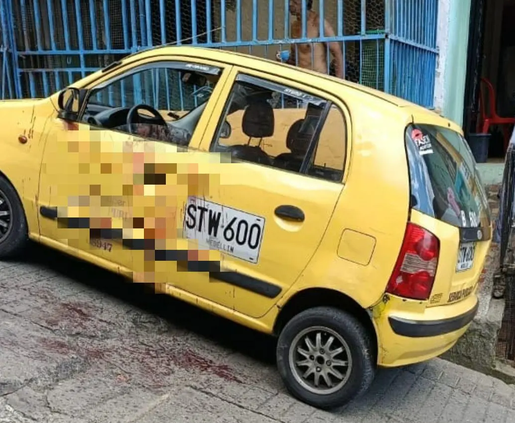Dentro de este taxi se movilizaba el conductor que fue atacado con arma blanca, luego de que su pasajero se negara a pagarle la carrera, que había tomado en el centro de Medellín. FOTO: <b>CORTESÍA</b>