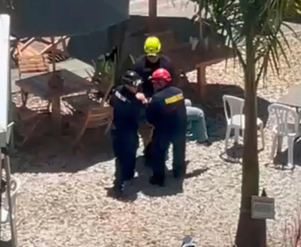 Personal de Bomberos de El Peñol le brindaron atención a este estadounidense para luego trasladarlo a un hospital de Rionegro, donde permanece en estado crítico. FOTO: CORTESÍA MI ORIENTE