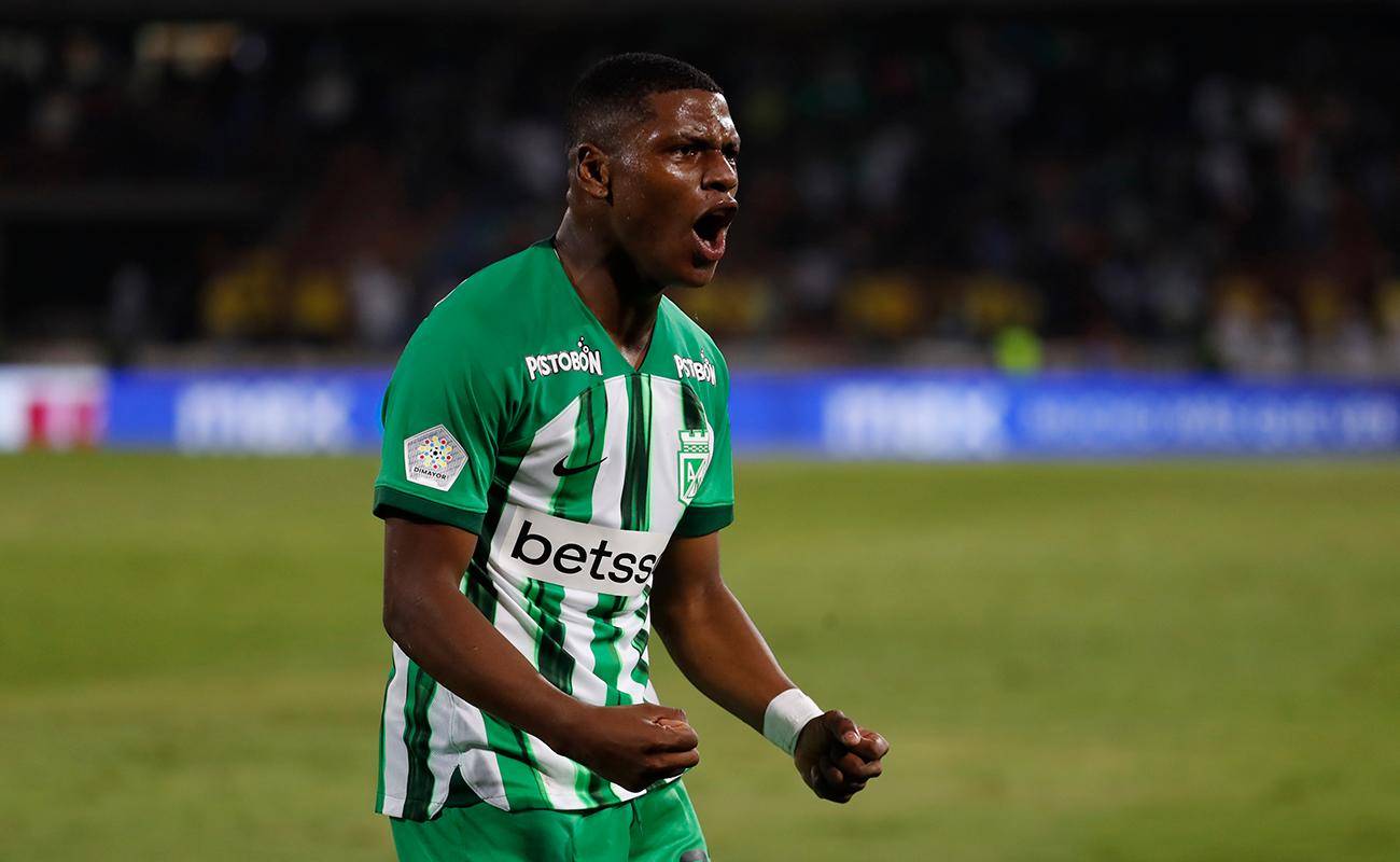 Óscar Perea, tras pase de Pablo Ceppelii, logra controlar el balón de gran manera para rematar por dentro de las piernas a Geovanni Banguera y conseguir el segundo gol del partido. Foto: Jaime Pérez