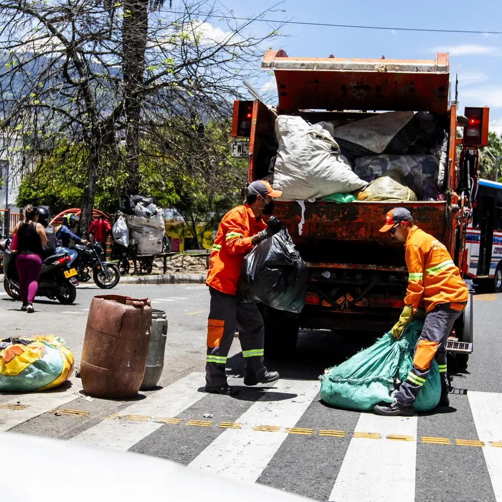 Operarios de Emvarias realizan una jornada de recolección de basuras en Medellín. Foto: Julio César Herrera Echeverri.