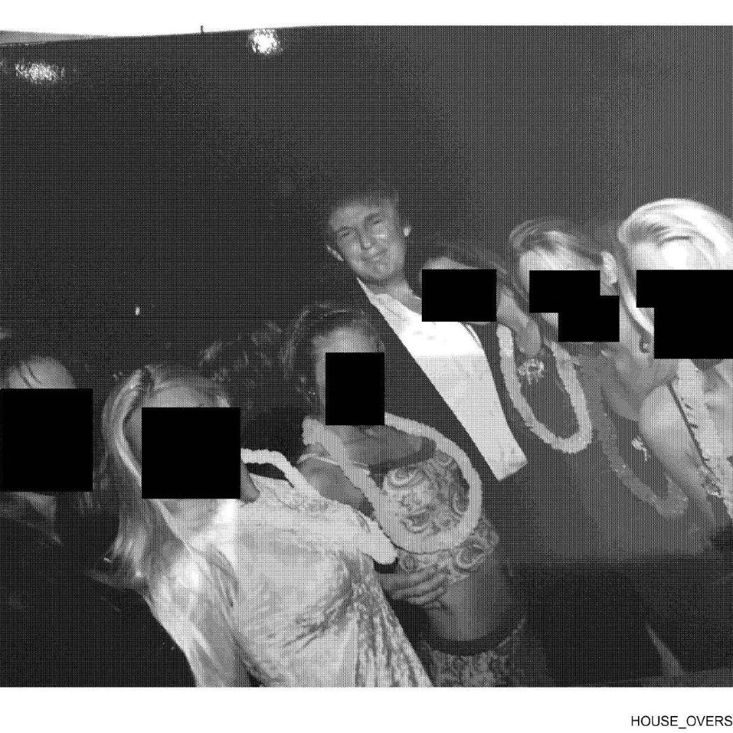 Imagen de archivo muestra a Donald Trump posando con mujeres en una foto del archivo personal de Jeffrey Epstein, divulgada por demócratas del Congreso. FOTO: AFP. 